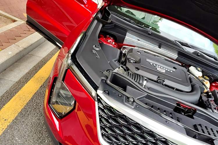 Used Cadillac XT4 2024 28T Two-Wheel-Drive Luxury Version Engine Bay Right