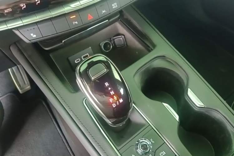 Used Cadillac XT4 2024 28T Four-Wheel Drive Luxury Version Gear Lever