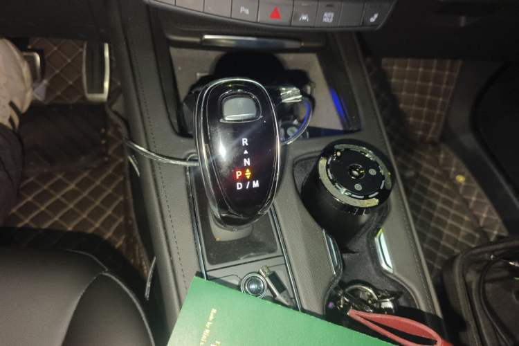 Used Cadillac XT4 2024 28T Four-Wheel Drive Luxury Version Gear Lever