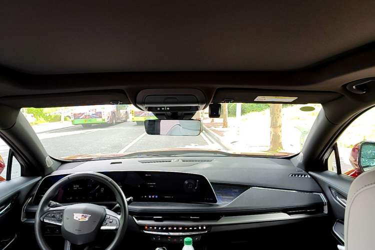 Used Cadillac XT4 2024 28T Two-Wheel-Drive Luxury Version Headliner