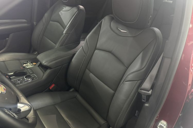 Used Cadillac XT4 2024 28T Two-Wheel-Drive Prestige Version Interior 3