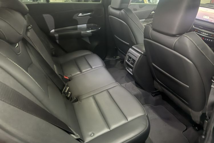 Used Cadillac XT4 2024 28T Two-Wheel-Drive Prestige Version Interior 5