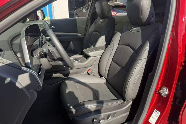 Used Cadillac XT4 2024 28T Two-Wheel-Drive Prestige Version Interior 5