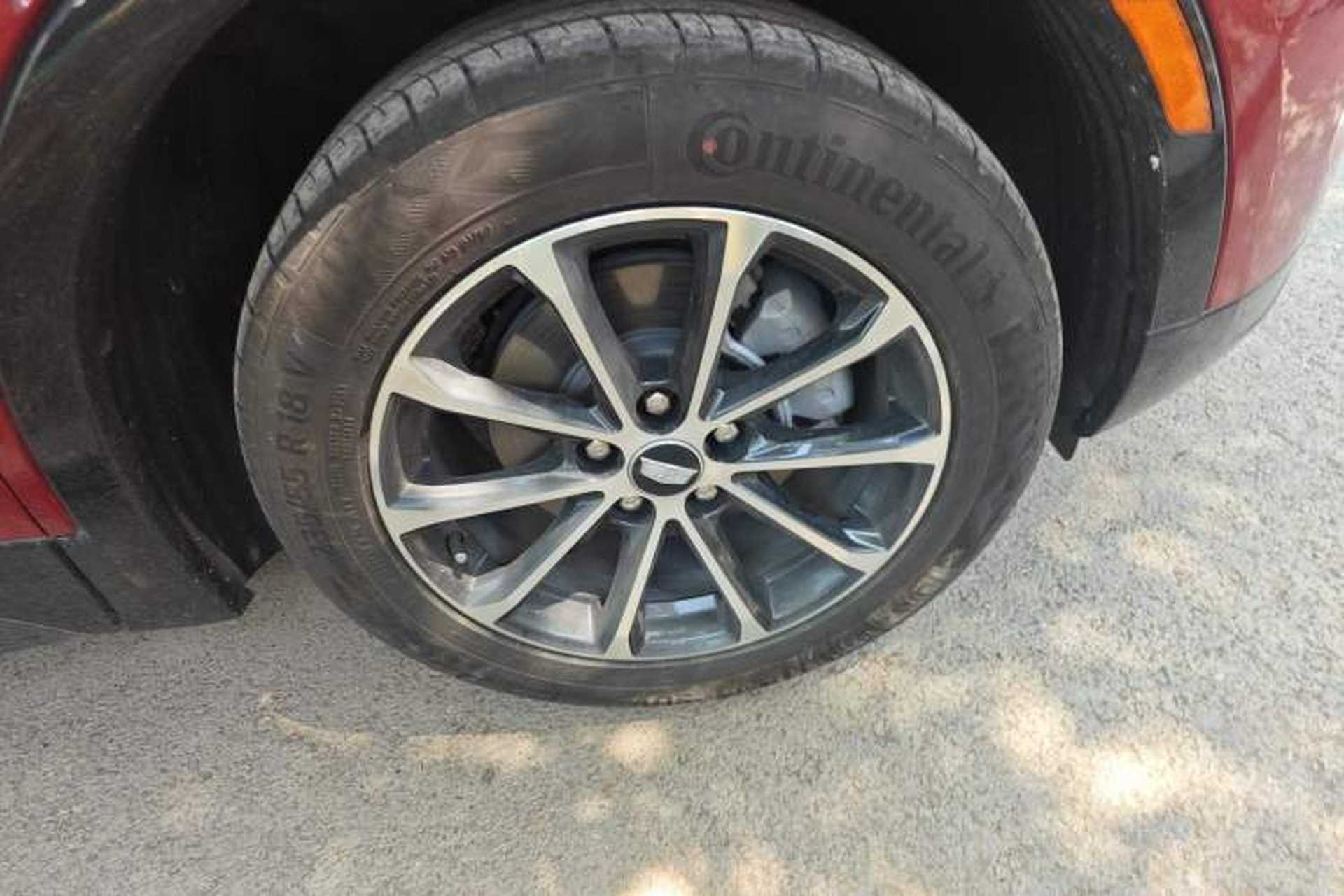 Used Cadillac XT4 2024 28T Four-Wheel Drive Luxury Version Right Front Wheel Hub