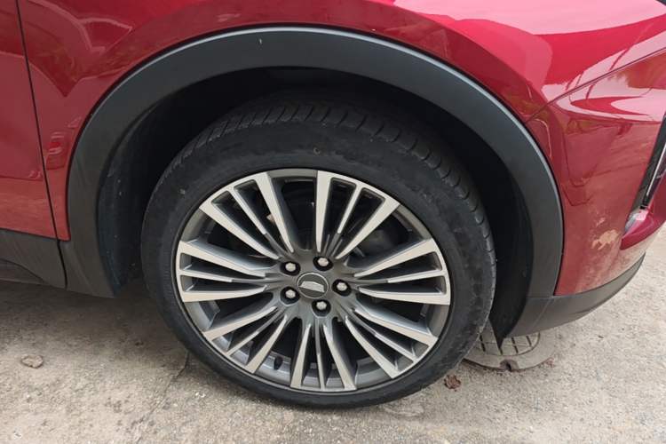 Used Cadillac XT4 2024 28T Two-Wheel-Drive Prestige Version Right Front Wheel Hub