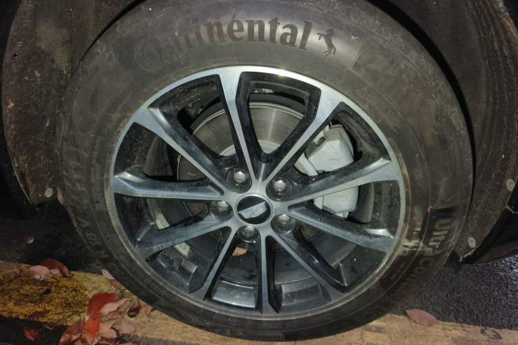Used Cadillac XT4 2024 28T Four-Wheel Drive Luxury Version Right Front Wheel Hub