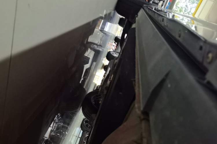 Used Cadillac XT4 2024 28T Two-Wheel-Drive Luxury Version Right Side Sill