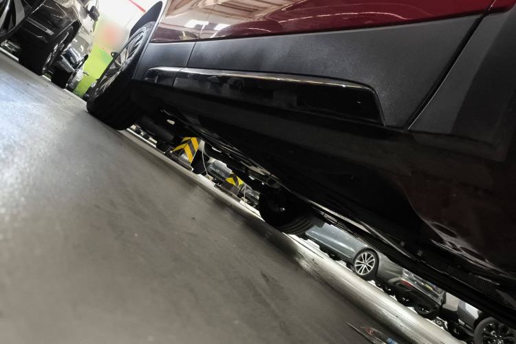 Used Cadillac XT4 2024 28T Two-Wheel-Drive Luxury Version Right Side Sill