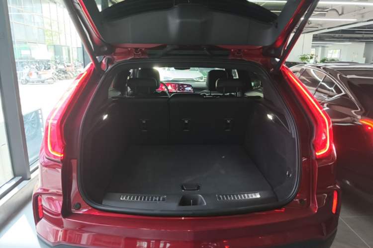 Used Cadillac XT4 2024 28T Two-Wheel-Drive Luxury Version Trunk
