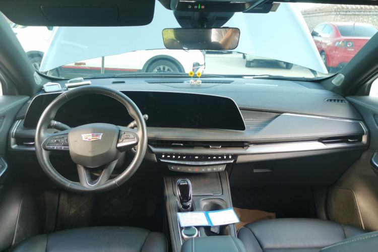 Used Cadillac XT4 2024 28T Two-Wheel-Drive Prestige Version Center Console