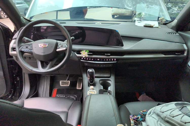 Used Cadillac XT4 2024 28T Two-Wheel-Drive Luxury Version Center Console