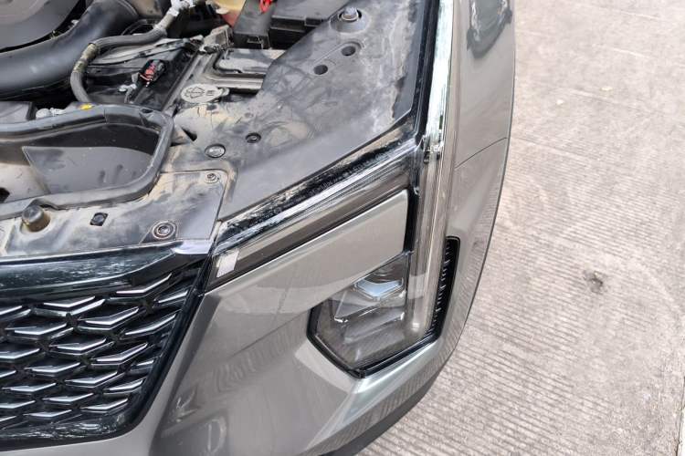 Used Cadillac XT4 2024 28T Two-Wheel-Drive Luxury Version Engine Bay Left