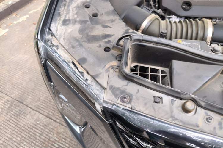 Used Cadillac XT4 2024 28T Two-Wheel-Drive Luxury Version Engine Bay Right