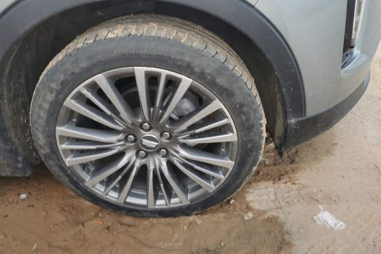 Used Cadillac XT4 2024 28T Two-Wheel-Drive Prestige Version Right Front Wheel Hub