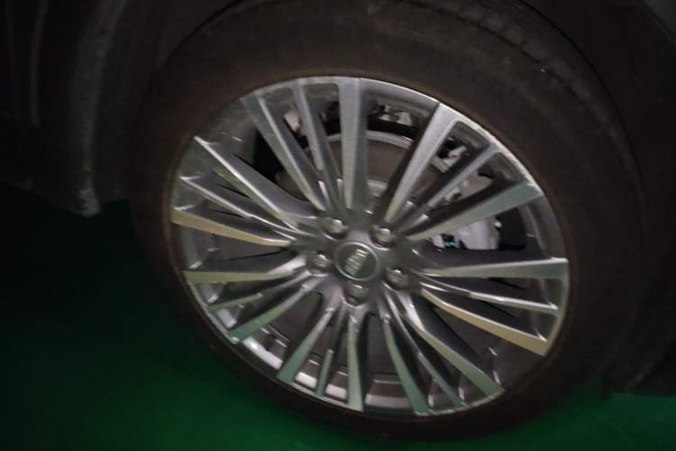 Used Cadillac XT4 2024 28T Two-Wheel-Drive Prestige Version Right Front Wheel Hub