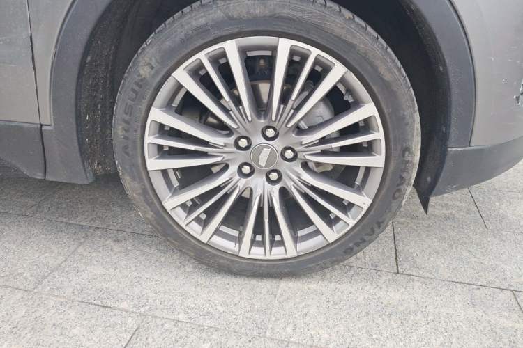 Used Cadillac XT4 2024 28T Two-Wheel-Drive Prestige Version Right Front Wheel Hub