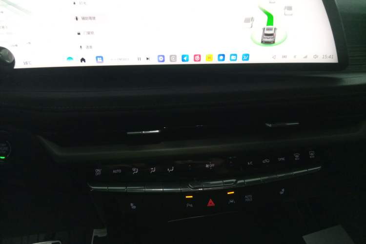 Used Cadillac XT4 2024 Facelift 28T Two-Wheel-Drive Luxury Version Audio And AC Panel