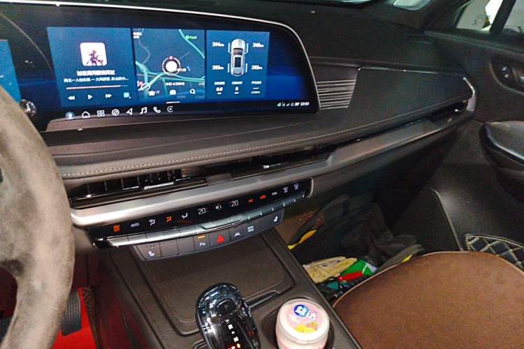 Used Cadillac XT4 2024 28T Two-Wheel-Drive Luxury Version Audio And AC Panel