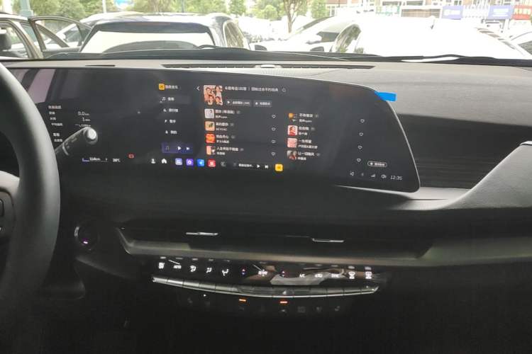 Used Cadillac XT4 2024 Facelift 28T Two-Wheel-Drive Prestige Version Audio And AC Panel