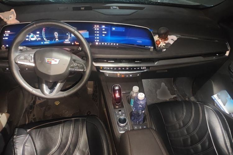 Used Cadillac XT4 2024 28T Two-Wheel-Drive Luxury Version Center Console