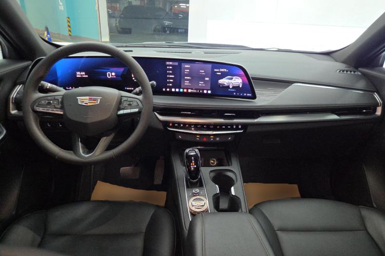 Used Cadillac XT4 2024 28T Two-Wheel-Drive Luxury Version Center Console