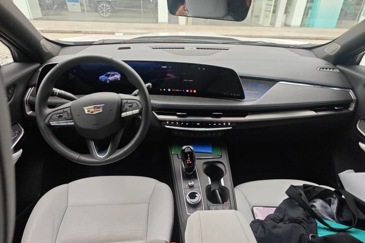 Used Cadillac XT4 2024 28T Two-Wheel-Drive Prestige Version Center Console