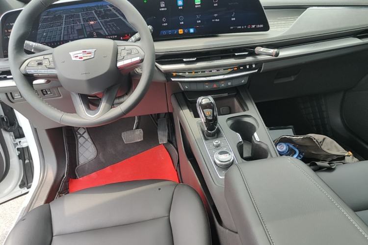 Used Cadillac XT4 2024 28T Two-Wheel-Drive Luxury Version Center Console