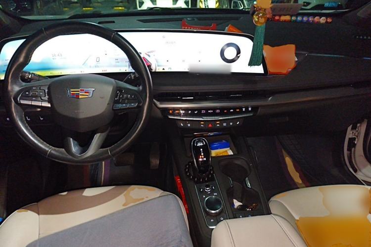 Used Cadillac XT4 2024 28T Two-Wheel-Drive Prestige Version Center Console