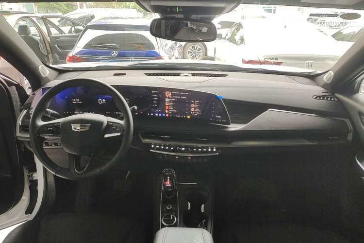 Used Cadillac XT4 2024 Facelift 28T Two-Wheel-Drive Prestige Version Center Console