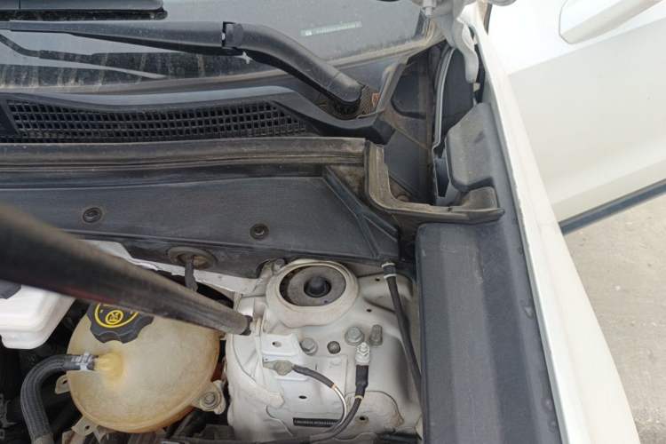 Used Cadillac XT4 2024 28T Two-Wheel-Drive Luxury Version Engine Bay Left