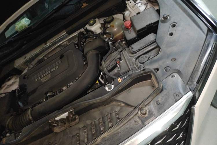 Used Cadillac XT4 2024 28T Two-Wheel-Drive Luxury Version Engine Bay Left