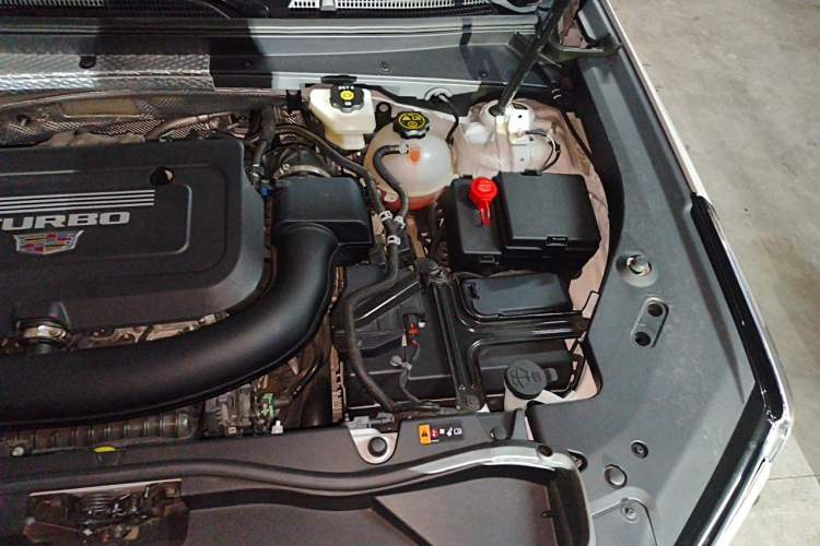 Used Cadillac XT4 2024 28T Two-Wheel-Drive Luxury Version Engine Bay Left