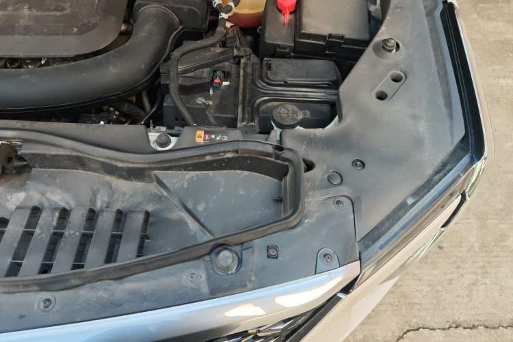 Used Cadillac XT4 2024 28T Two-Wheel-Drive Prestige Version Engine Bay Left