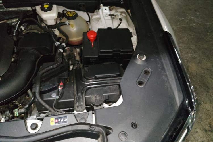 Used Cadillac XT4 2024 28T Two-Wheel-Drive Prestige Version Engine Bay Left