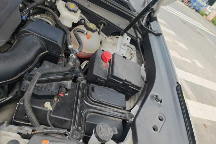 Used Cadillac XT4 2024 28T Two-Wheel-Drive Luxury Version Engine Bay Left
