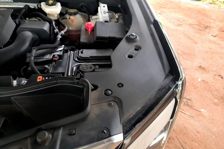 Used Cadillac XT4 2024 28T Two-Wheel-Drive Prestige Version Engine Bay Left