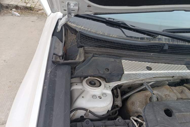 Used Cadillac XT4 2024 28T Two-Wheel-Drive Luxury Version Engine Bay Right