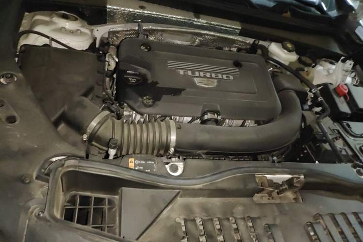 Used Cadillac XT4 2024 28T Two-Wheel-Drive Luxury Version Engine Bay Right