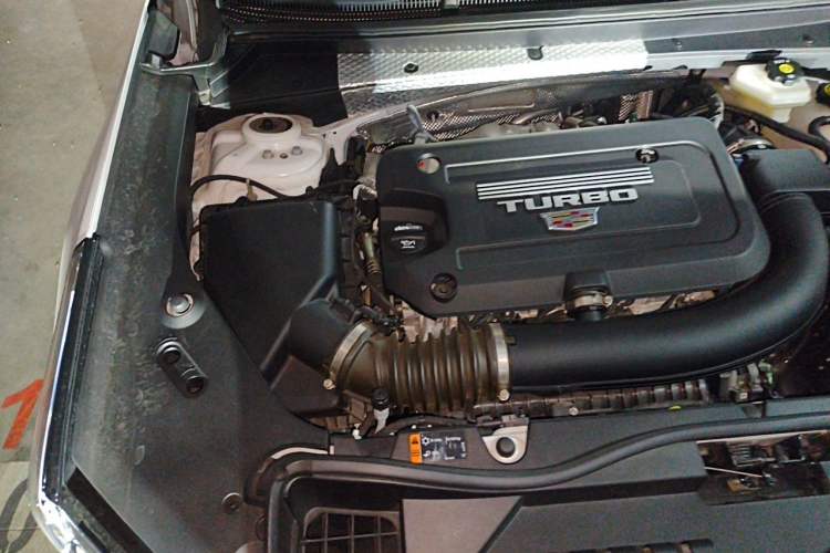 Used Cadillac XT4 2024 28T Two-Wheel-Drive Luxury Version Engine Bay Right