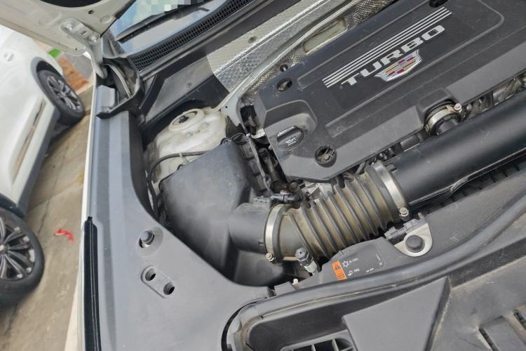 Used Cadillac XT4 2024 28T Two-Wheel-Drive Luxury Version Engine Bay Right