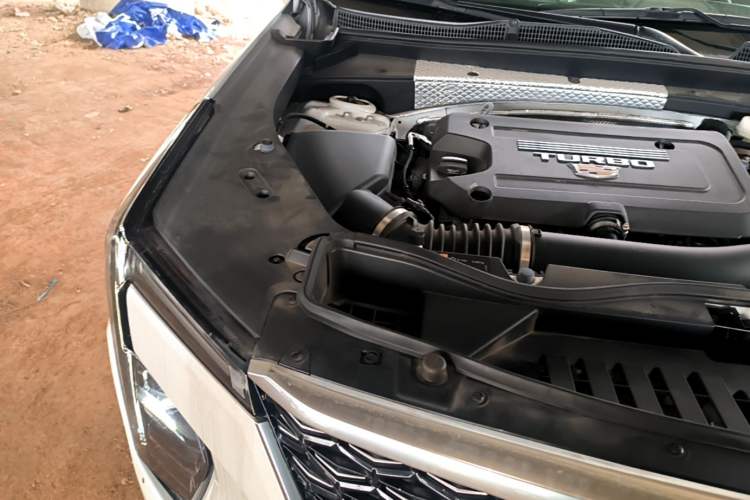 Used Cadillac XT4 2024 28T Two-Wheel-Drive Prestige Version Engine Bay Right