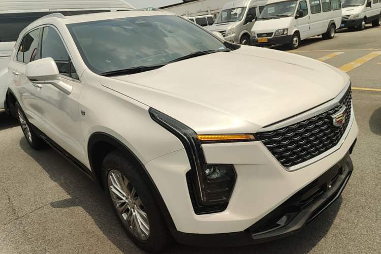 Used Cadillac XT4 2024 28T Two-Wheel-Drive Luxury Version Front Right 45 Deg
