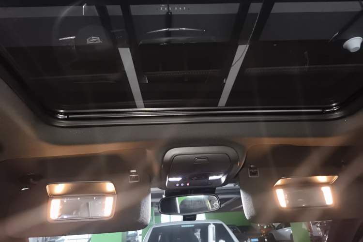 Used Cadillac XT4 2024 28T Two-Wheel-Drive Luxury Version Headliner