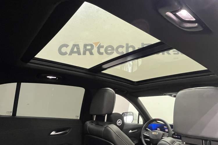 Used Cadillac XT4 2024 28T Two-Wheel-Drive Luxury Version Headliner