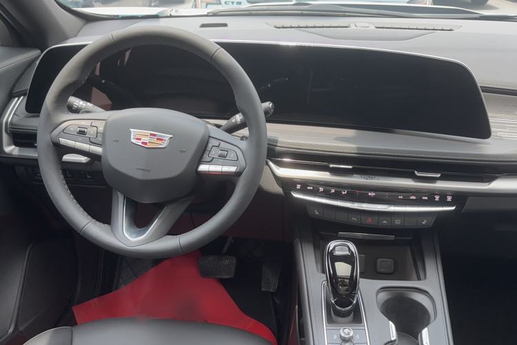 Used Cadillac XT4 2024 28T Two-Wheel-Drive Luxury Version Interior 3