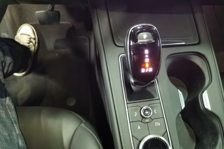 Used Cadillac XT4 2024 28T Two-Wheel-Drive Prestige Version Interior 3