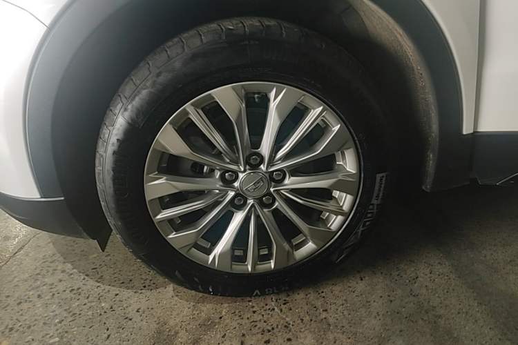 Used Cadillac XT4 2024 28T Two-Wheel-Drive Luxury Version Left Front Wheel Hub