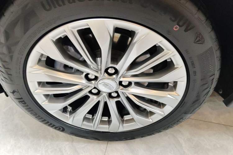 Used Cadillac XT4 2024 28T Two-Wheel-Drive Luxury Version Left Front Wheel Hub