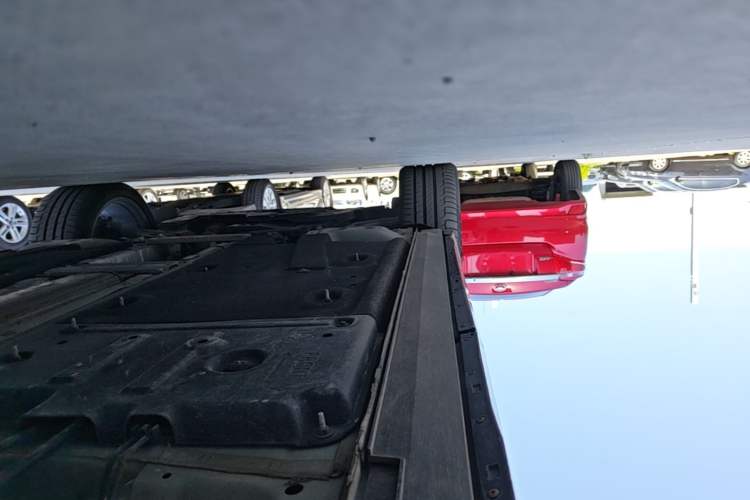 Used Cadillac XT4 2024 28T Two-Wheel-Drive Prestige Version Left Side Sill