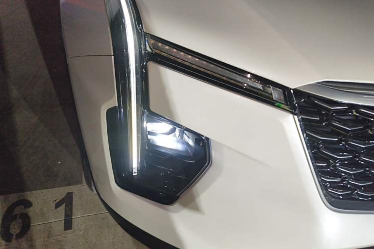 Used Cadillac XT4 2024 28T Two-Wheel-Drive Luxury Version Right Front Headlight